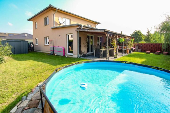 Rückansicht mit Pool (aufstellbar)