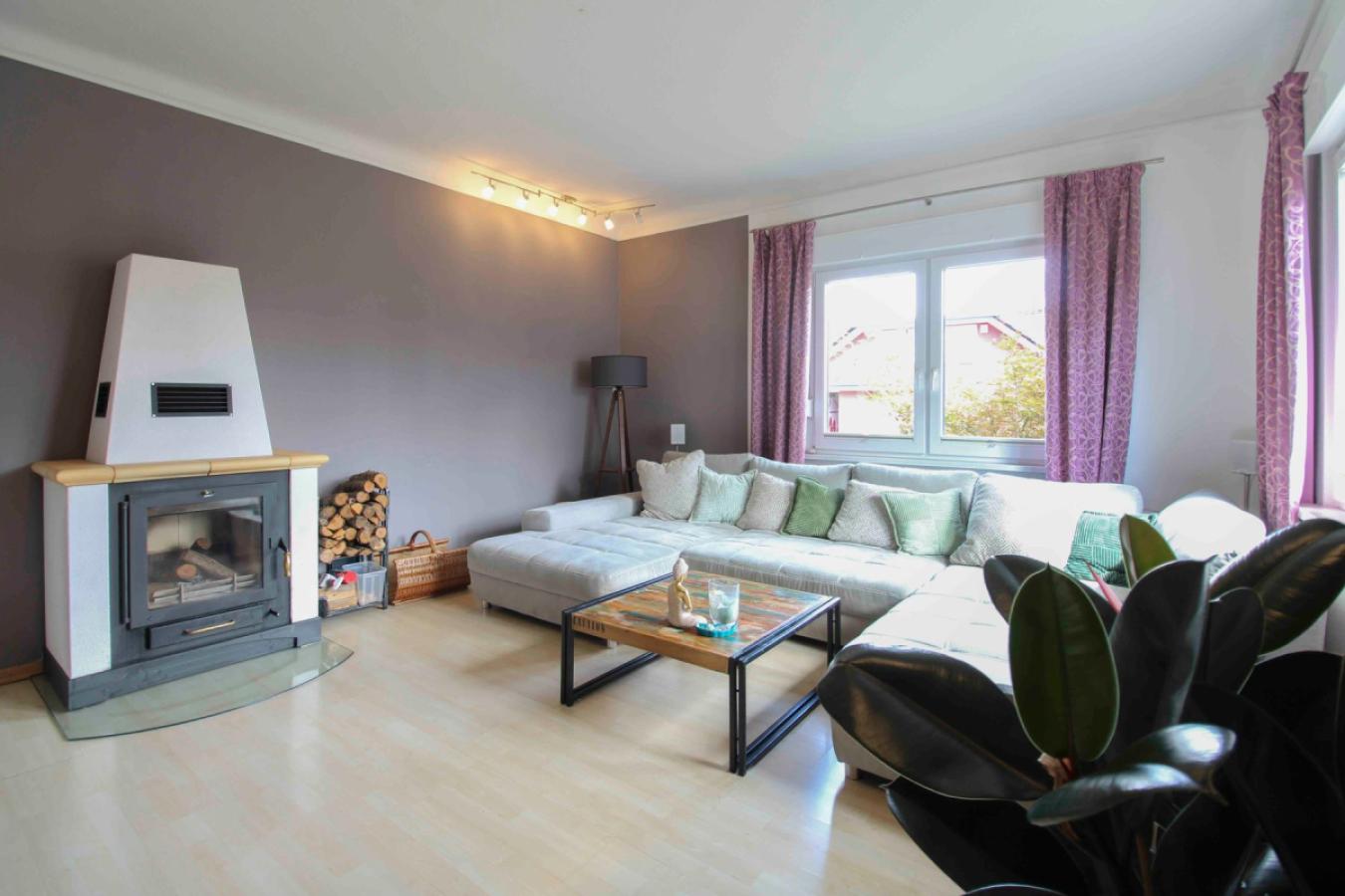 Wohnzimmer mit Kamin