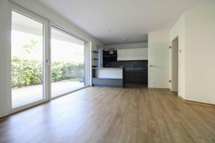 Wohnzimmer mit Blick in die Küche