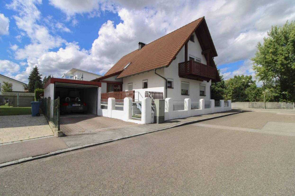 Rückansicht mit Garage