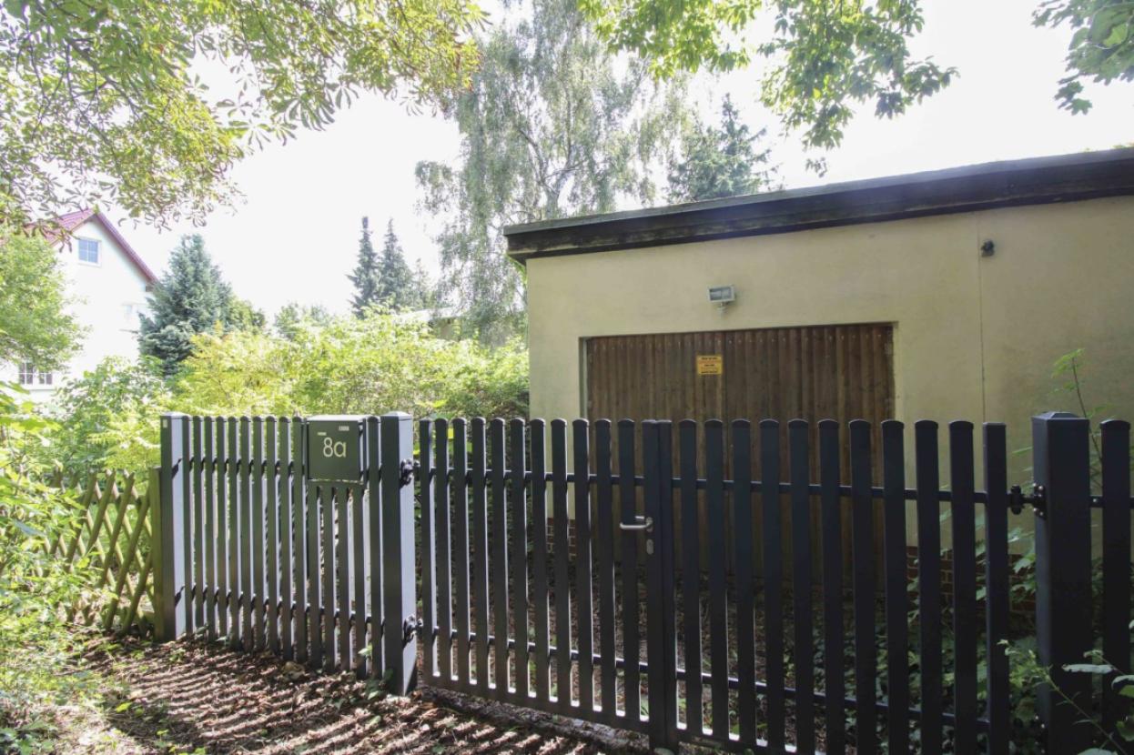 Tor vor dem Grundstück