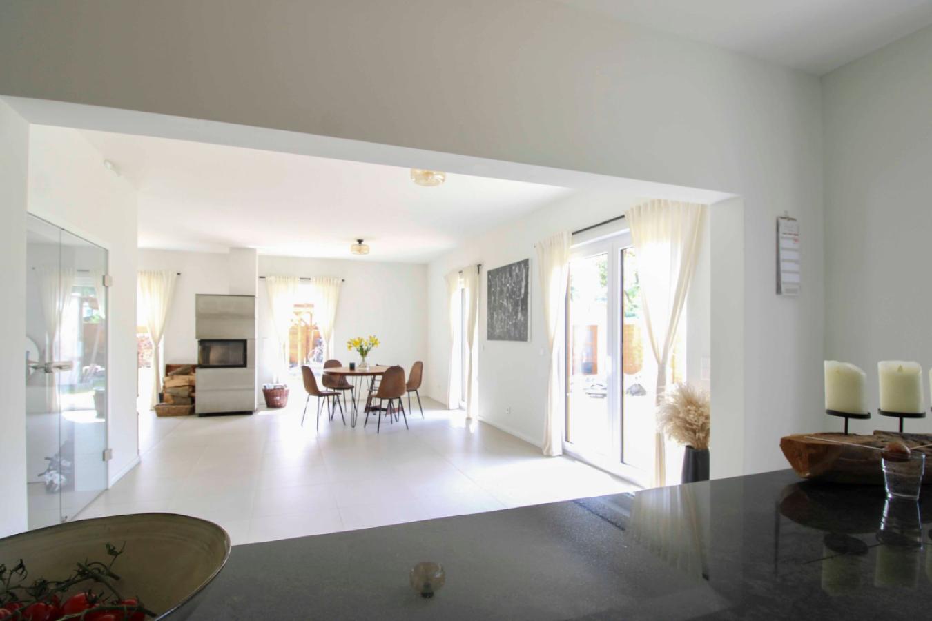 Blick von der Küche ins Wohnzimmer