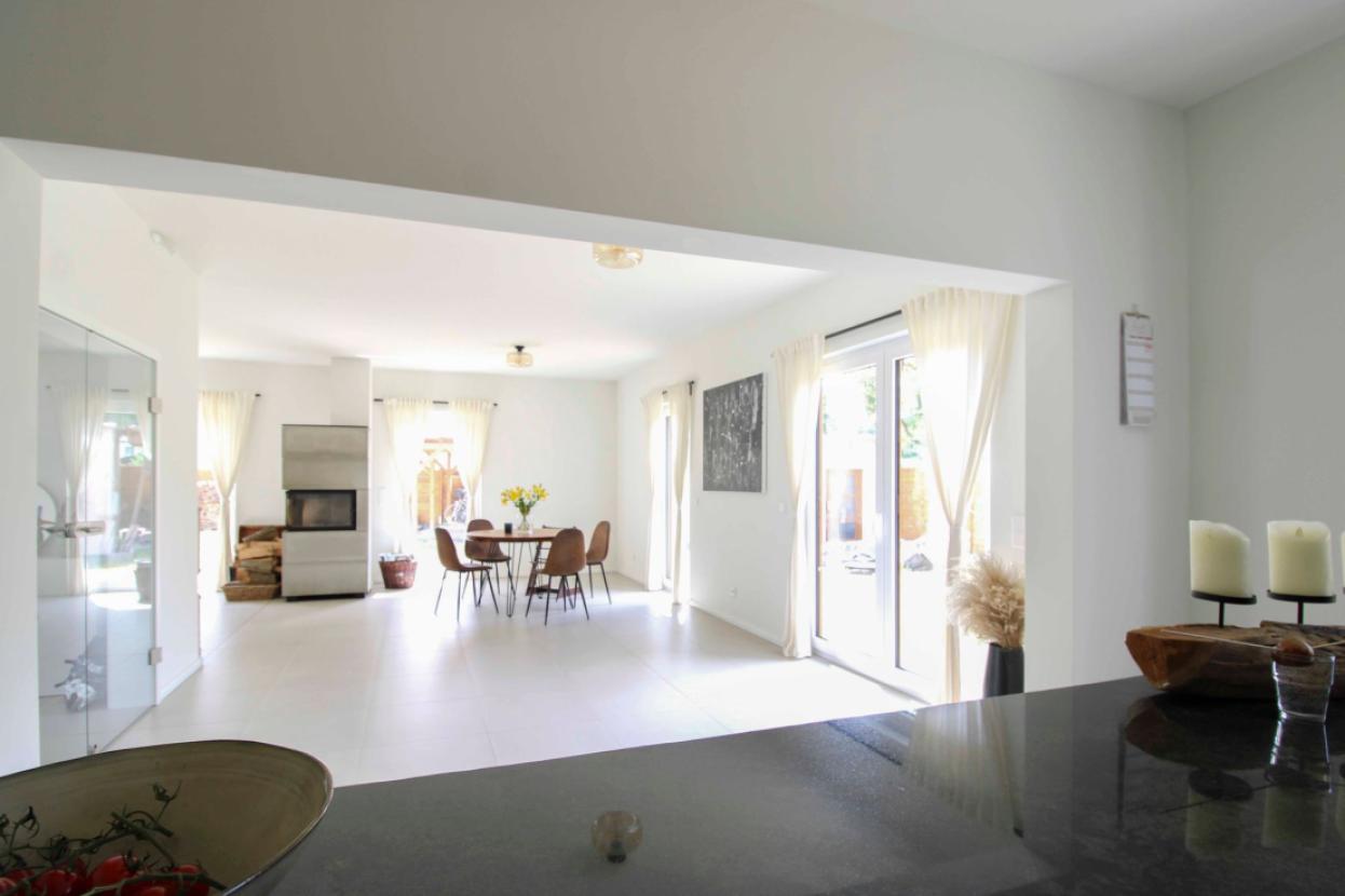 Blick von der Küche ins Wohnzimmer