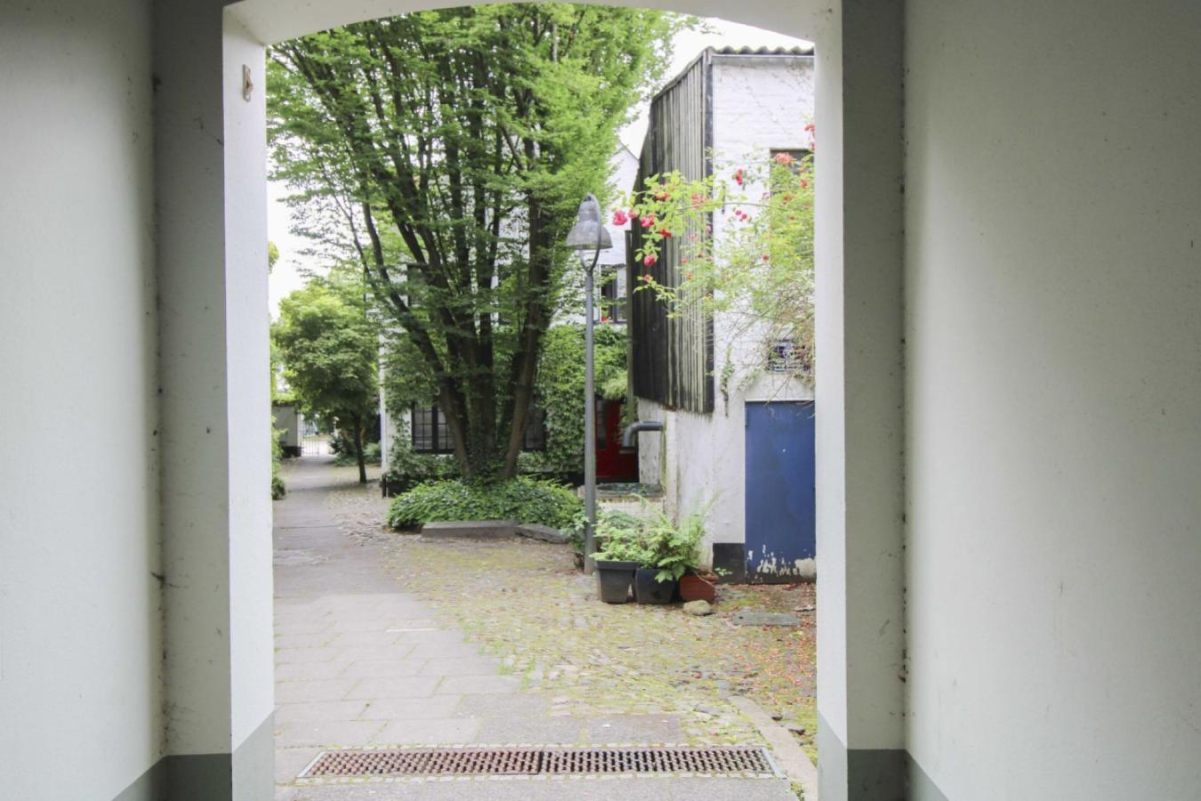 Durchgang zur Hauseingangstür und Innenhof