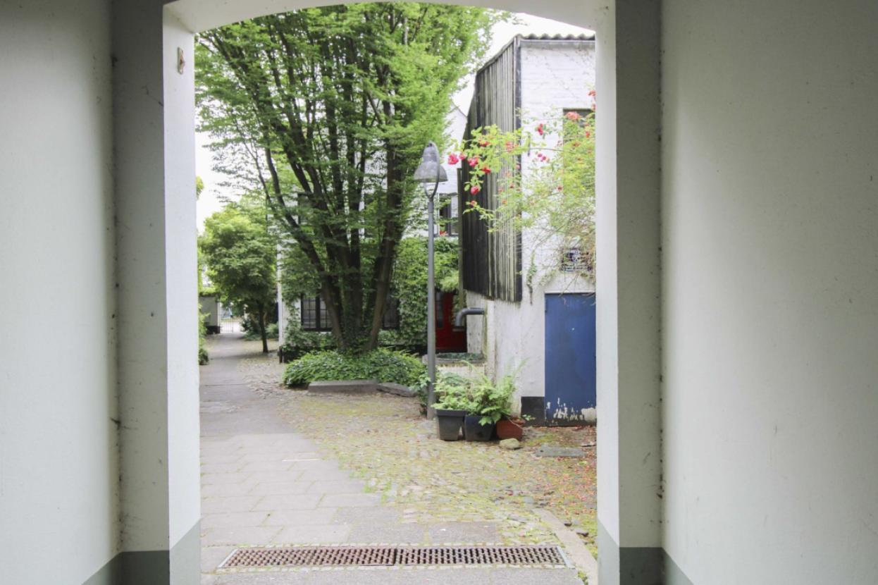 Durchgang zur Hauseingangstür und Innenhof