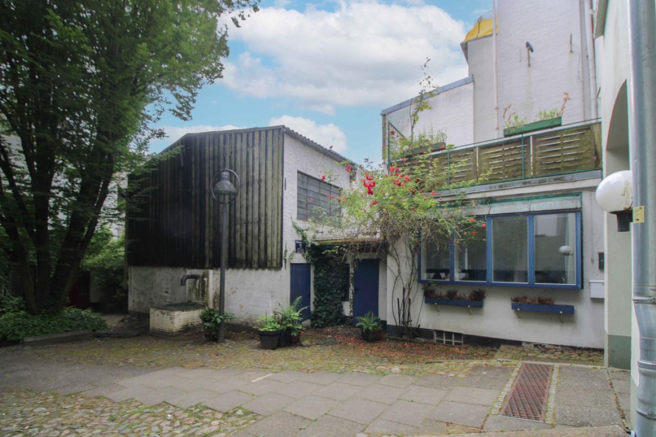 Seitenansicht m. Nebengebäude