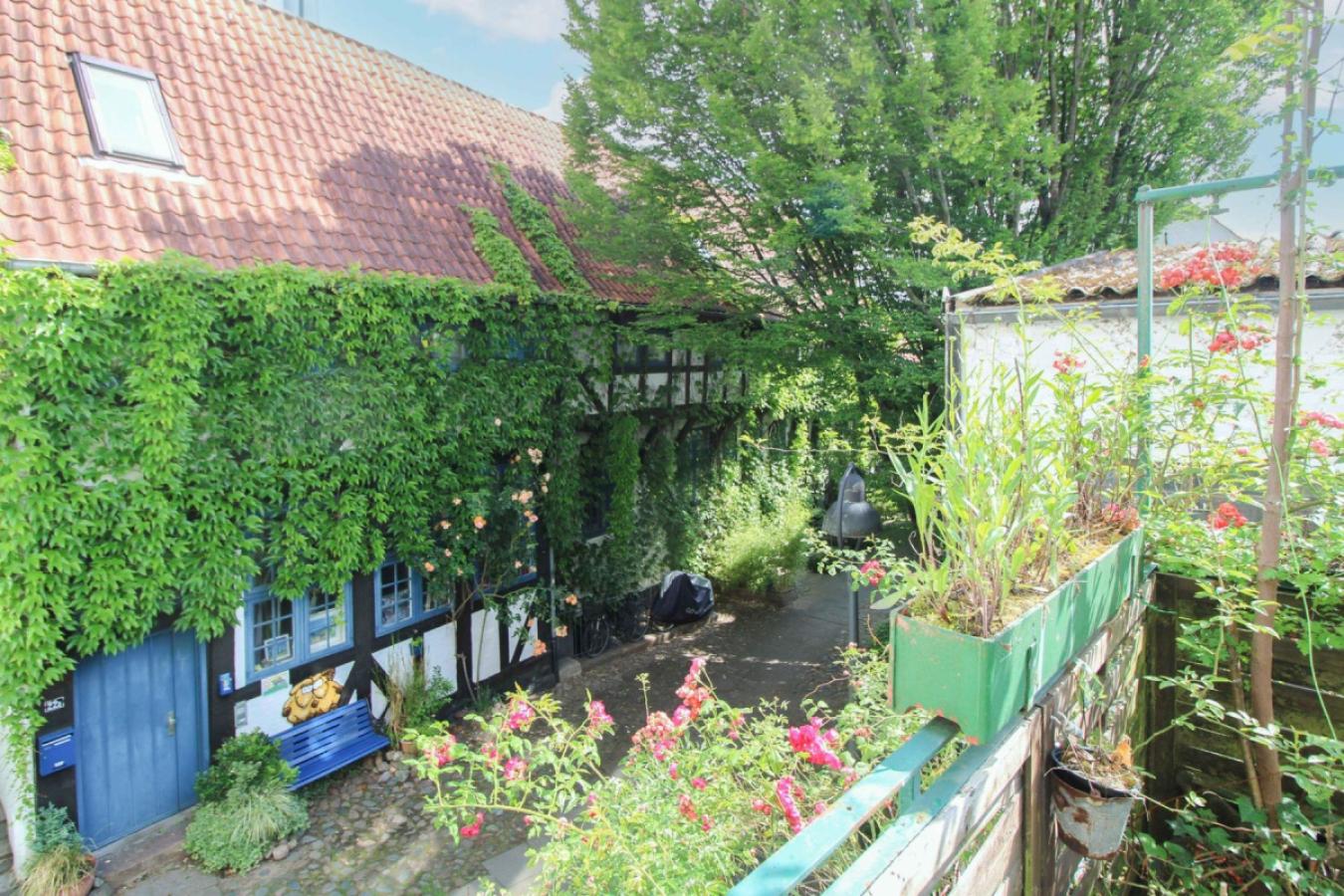 Traumhafter Innenhof unmittelbar an der Förde