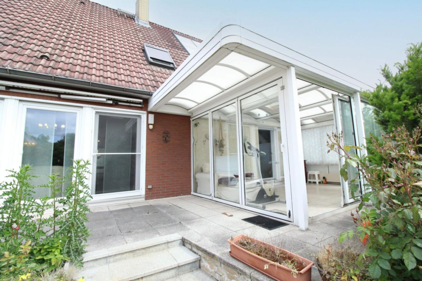 Terrasse mit Wintergarten