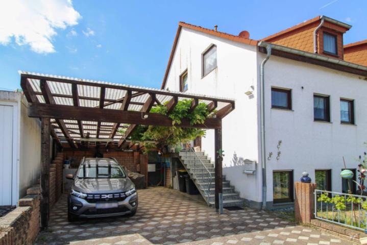 Seitenansicht mit Carport