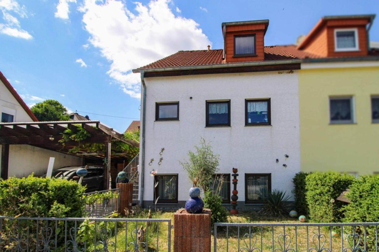 Frontansicht mit Vorgarten