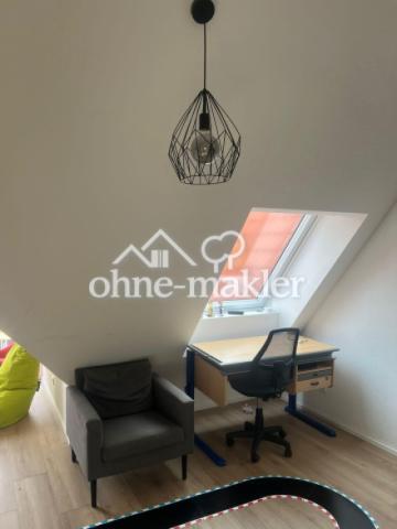 grosses Zimmer mit Büroecke