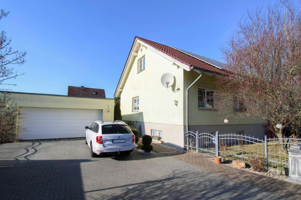 11. Ansicht Haus und Garage