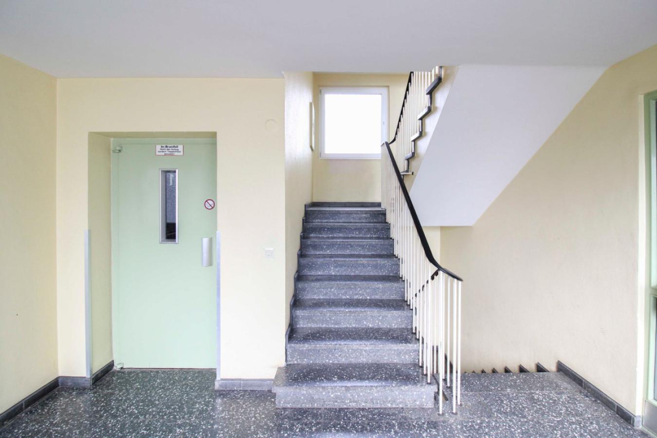 Treppenflur mit Aufzug