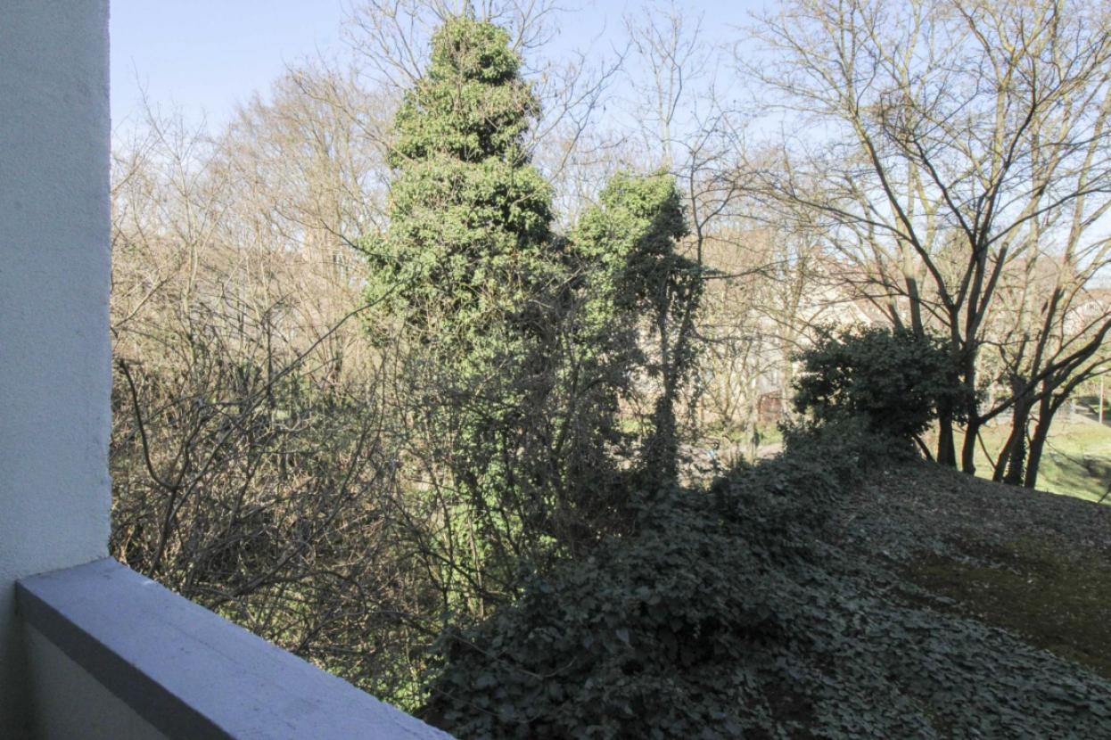 Balkon mit grünem Ausblick