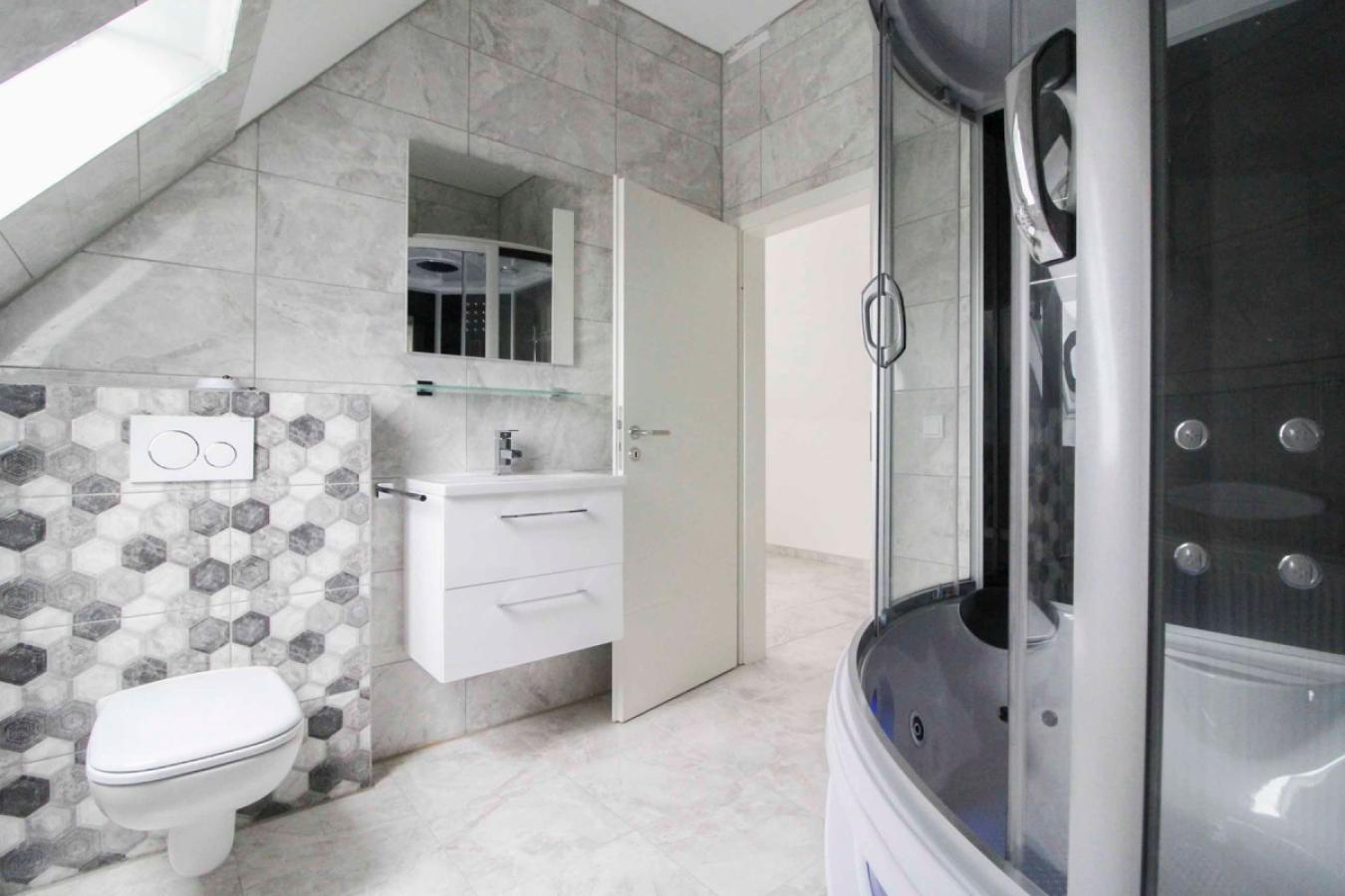 Badezimmer DG mit Wellness