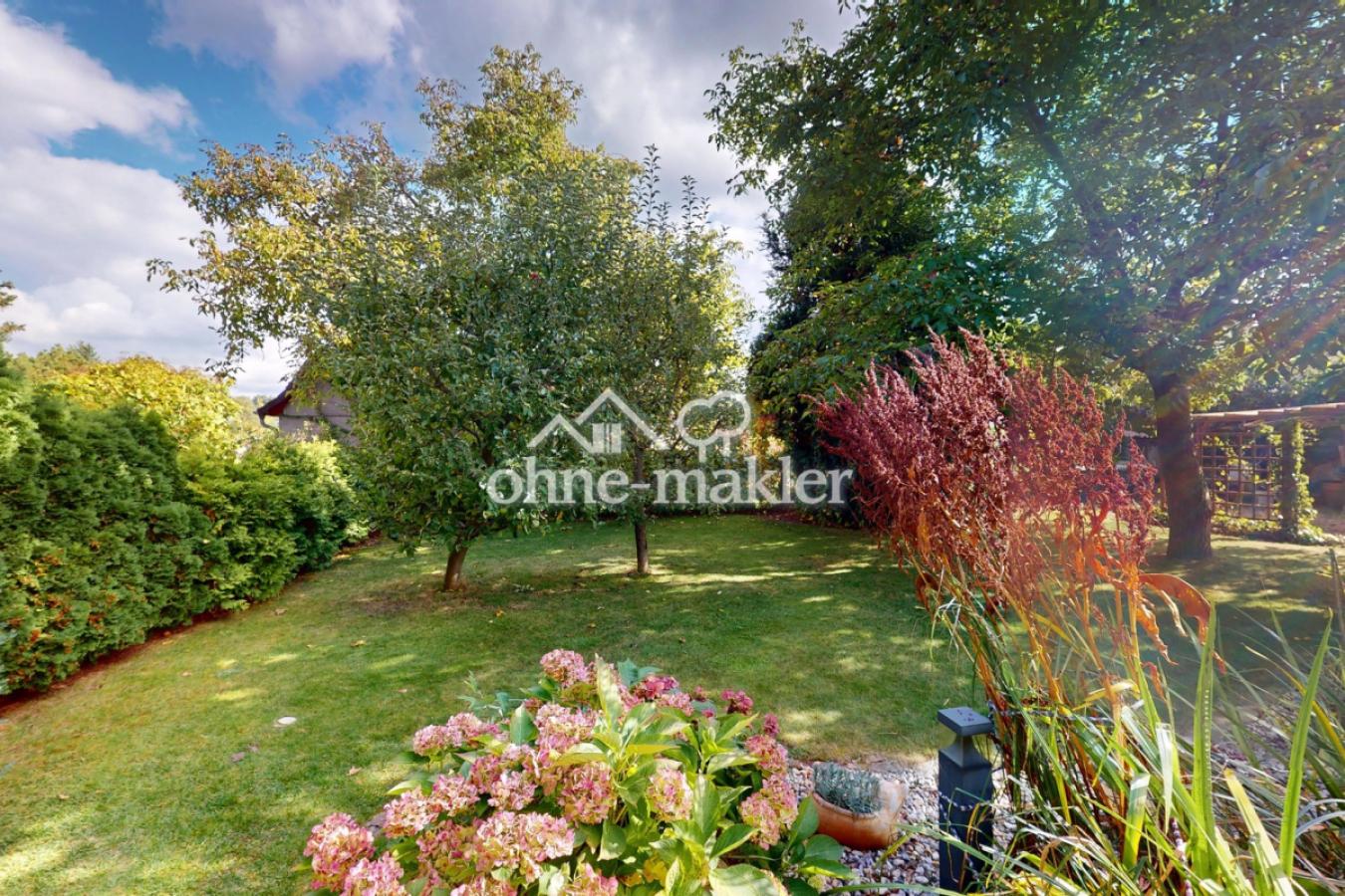 Garten vom Teich aus