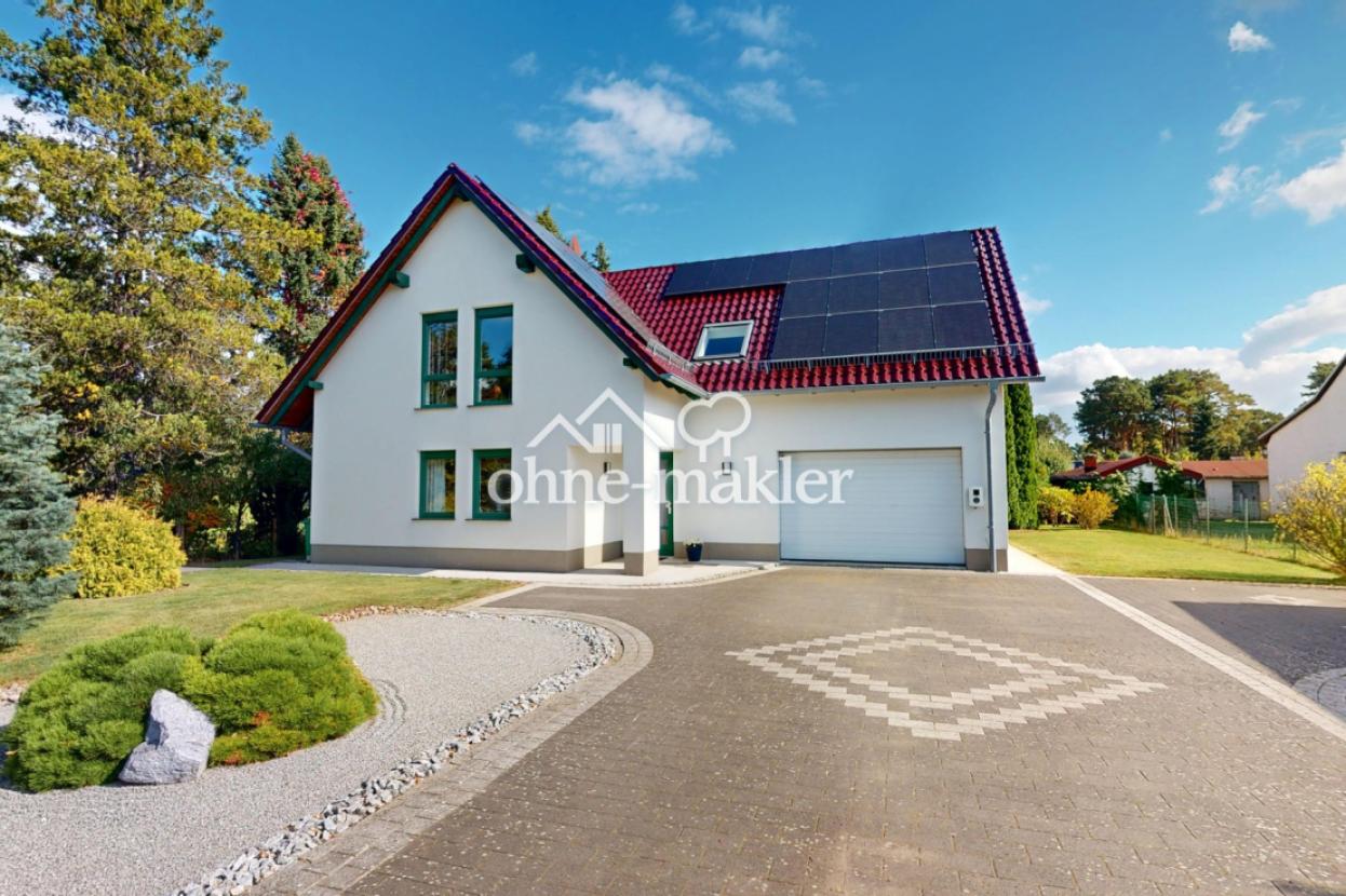 Vorderansicht mit Hof (Westen)