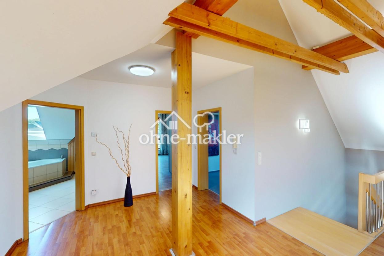 Wohnzimmer oben zu den Zimmern