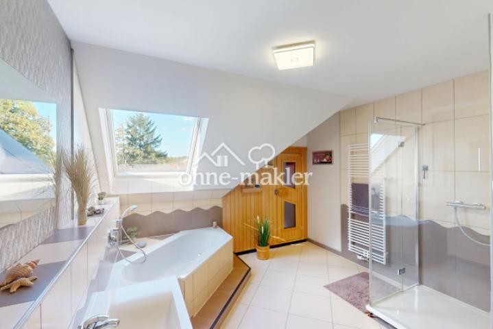 Bad mit Sauna im Obergeschoss