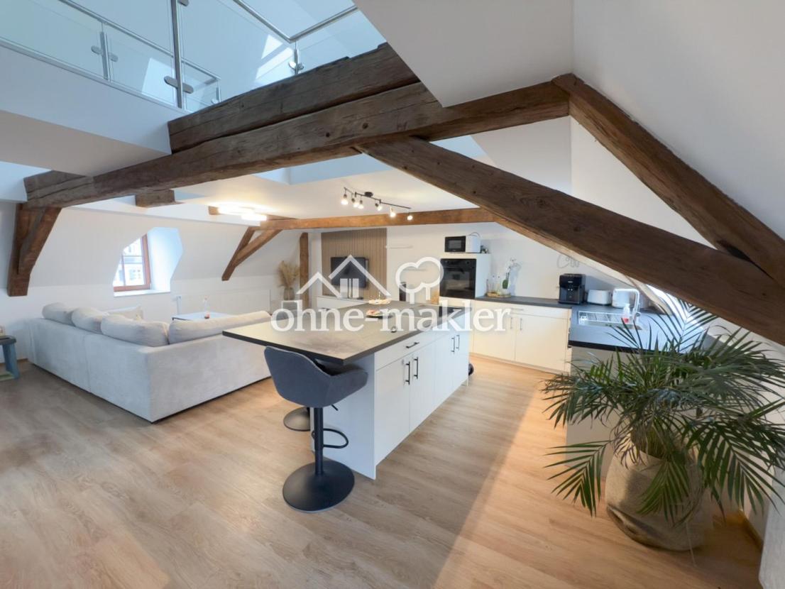 Einbauküche und Wohnbereich