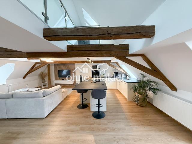 Einbauküche und Wohnbereich