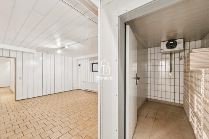 Wellnessraum und klimatisierter Weinkeller 