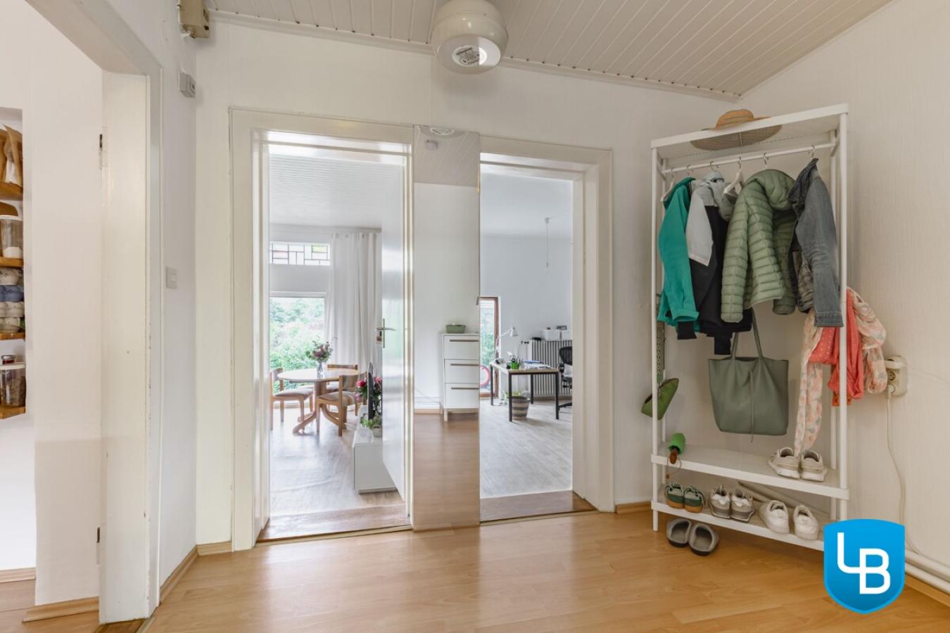 ... mit Platz für eine Garderobe und Sitzmöglichkeit 