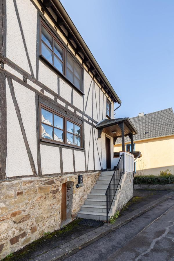 Gepflegter überdachter Eingangsbereich