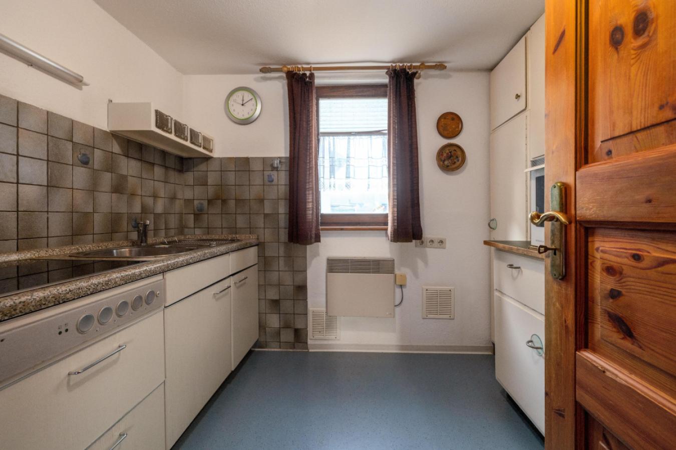 Kleine zweckmäßige Küche EG