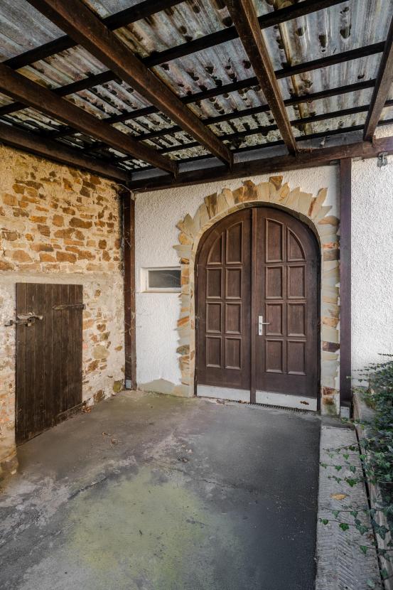 Kleine Scheune mit ehem. Kirchentür