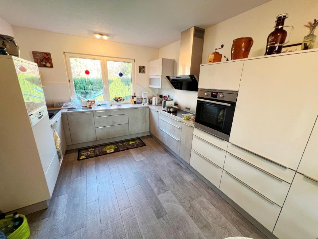 große, helle Küche (neuwertig)