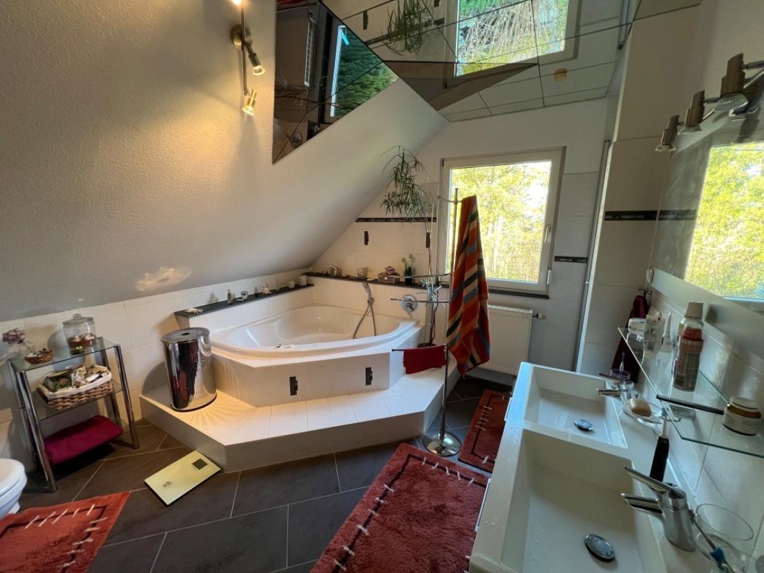 Tageslichtbad mit Dusche und Eckwanne