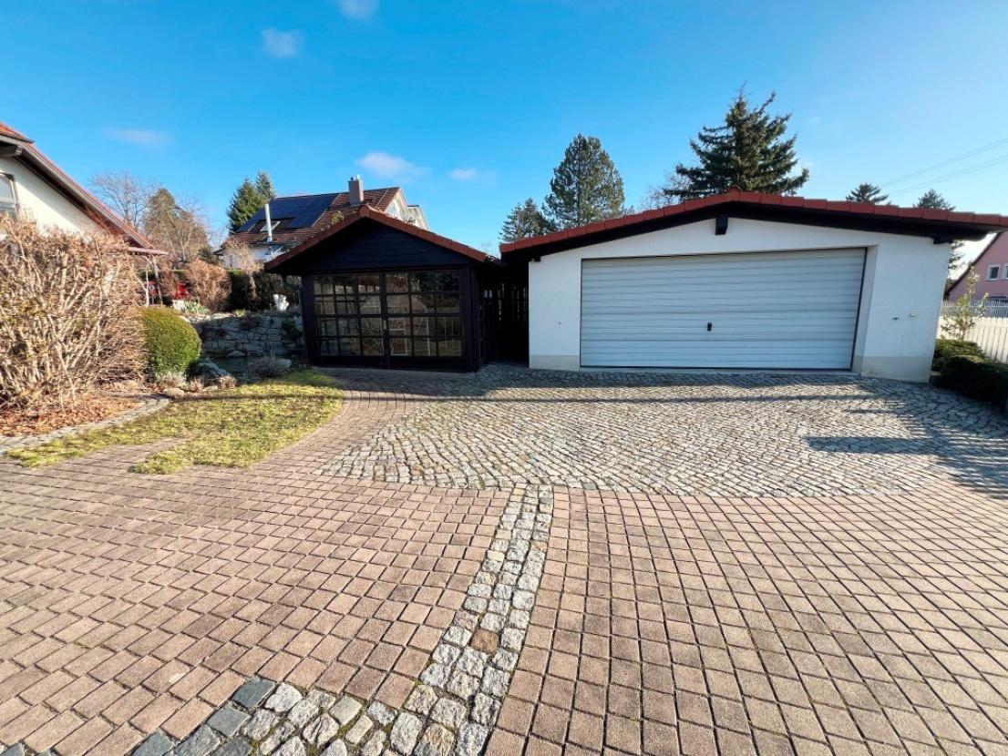 Orangerie und Doppelgarage