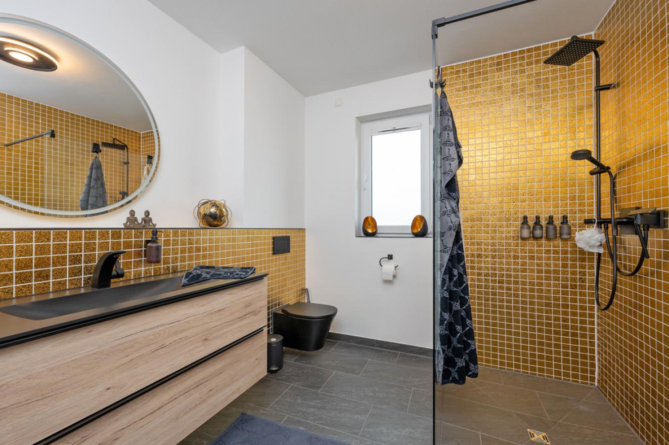 modernes Tageslichtbadezimmer