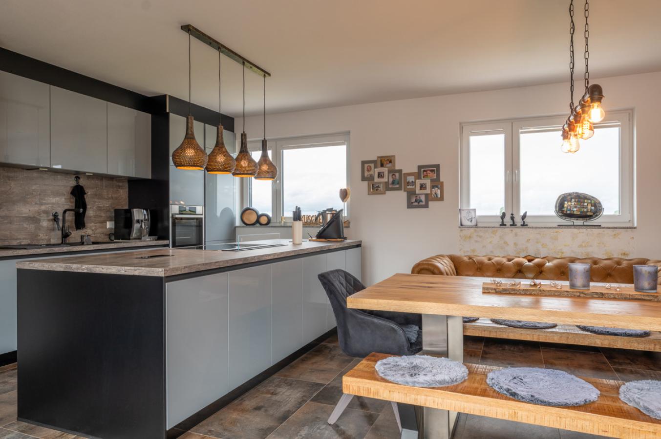 moderne Küche mit Kochinsel