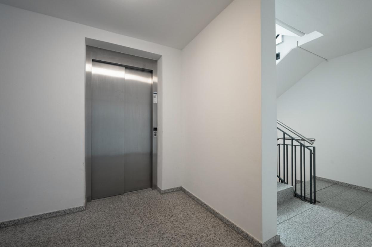 Treppenhaus mit Fahrstuhl