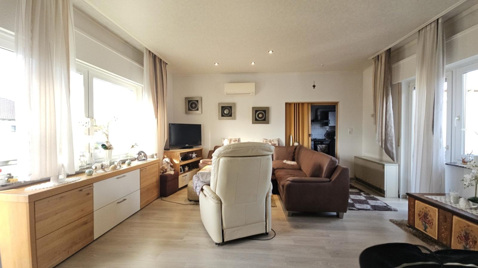 Großzügiges Wohnzimmer im 1. OG mit 2 Balkonen