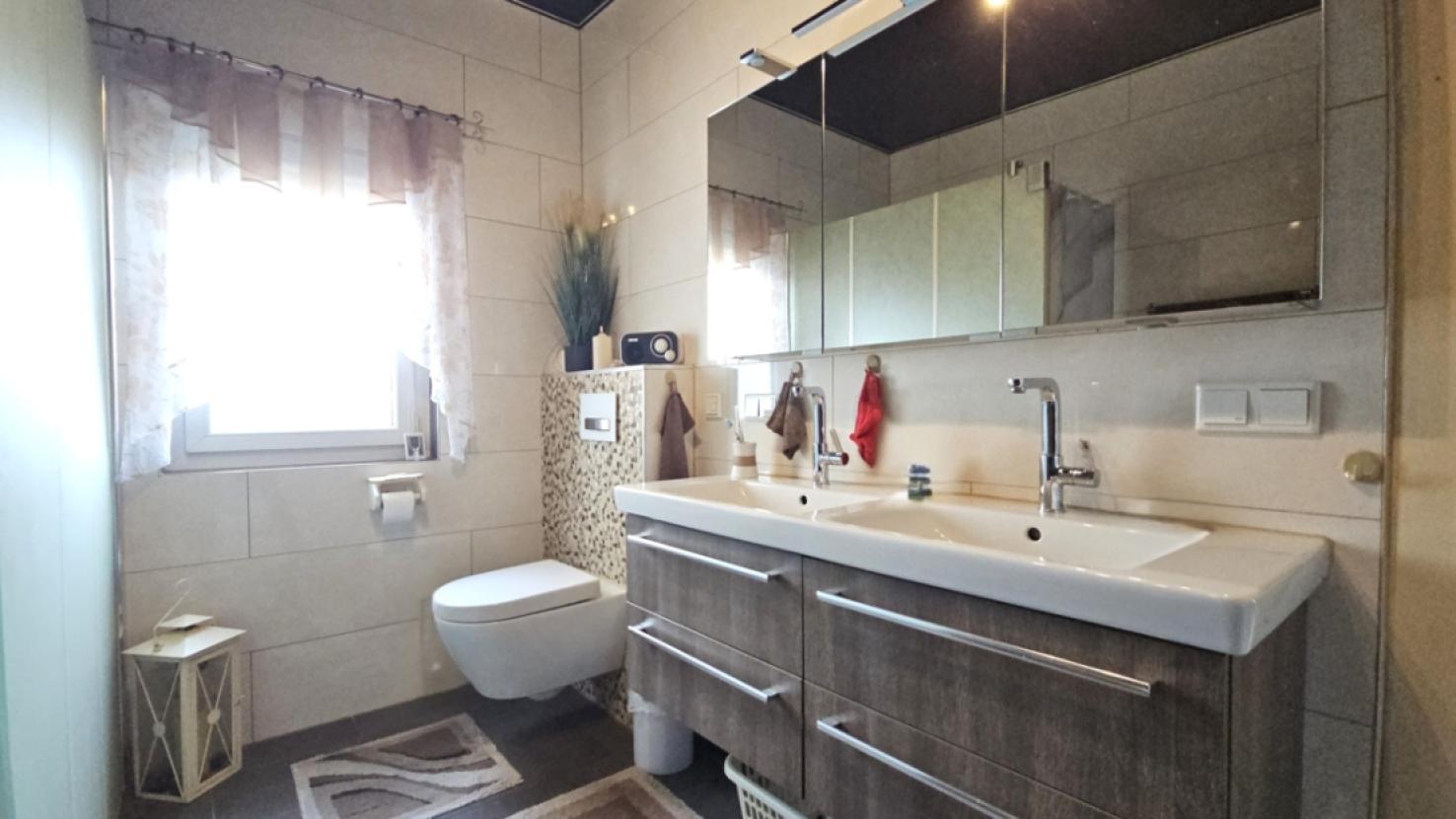 Badezimmer mit begehbarer Dusche im 1. OG