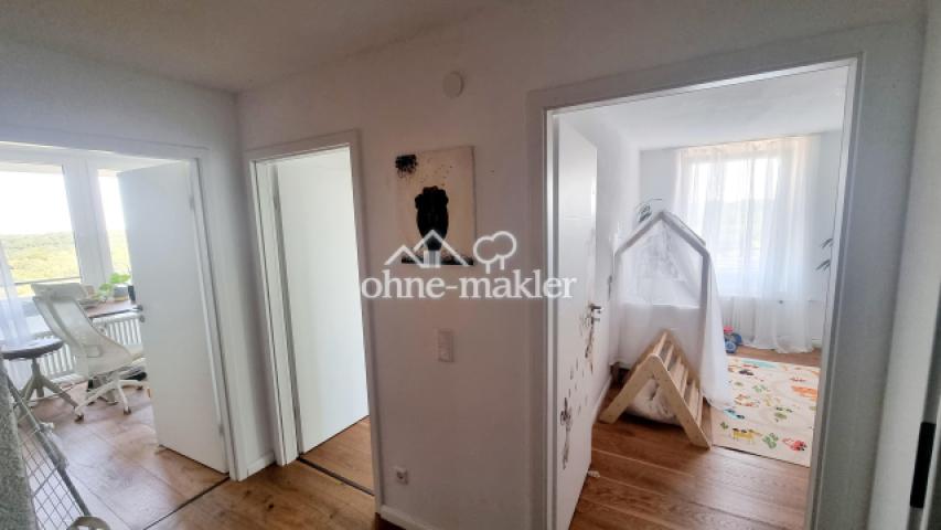 Flur mit Blick auf 3 Zimmer