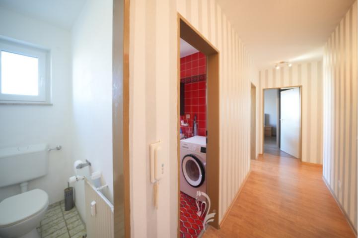 Flur Blick ins WC und Bad