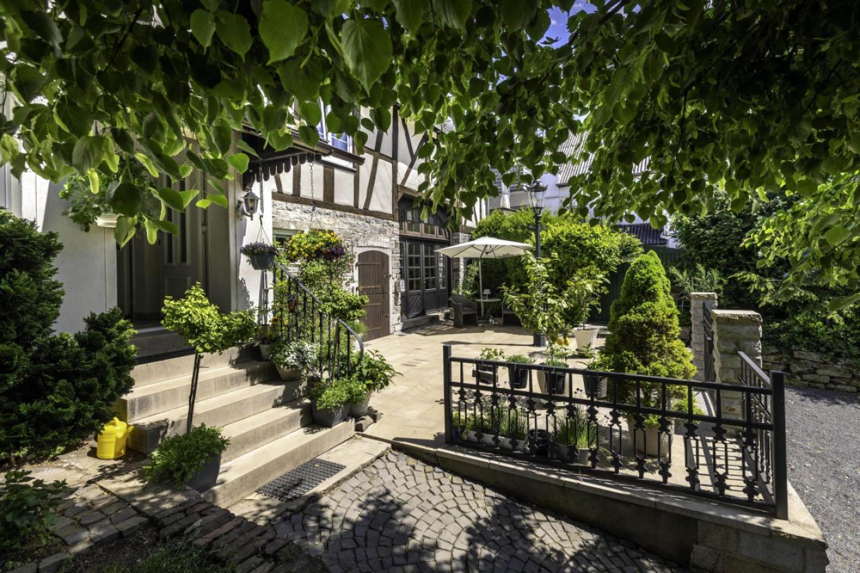 Eingang & Sonnenterrasse