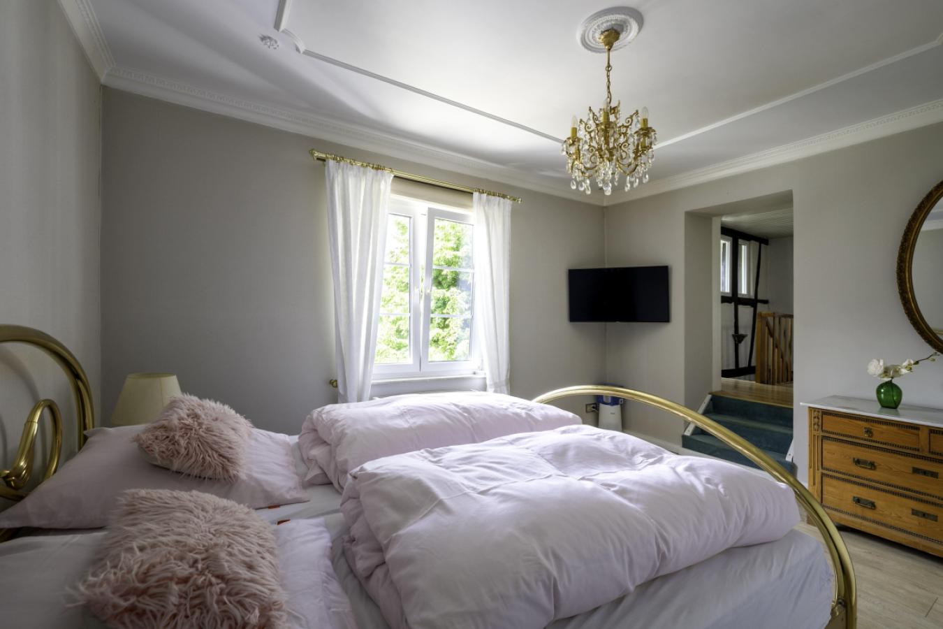 Schlafzimmer mit Stuckdecke