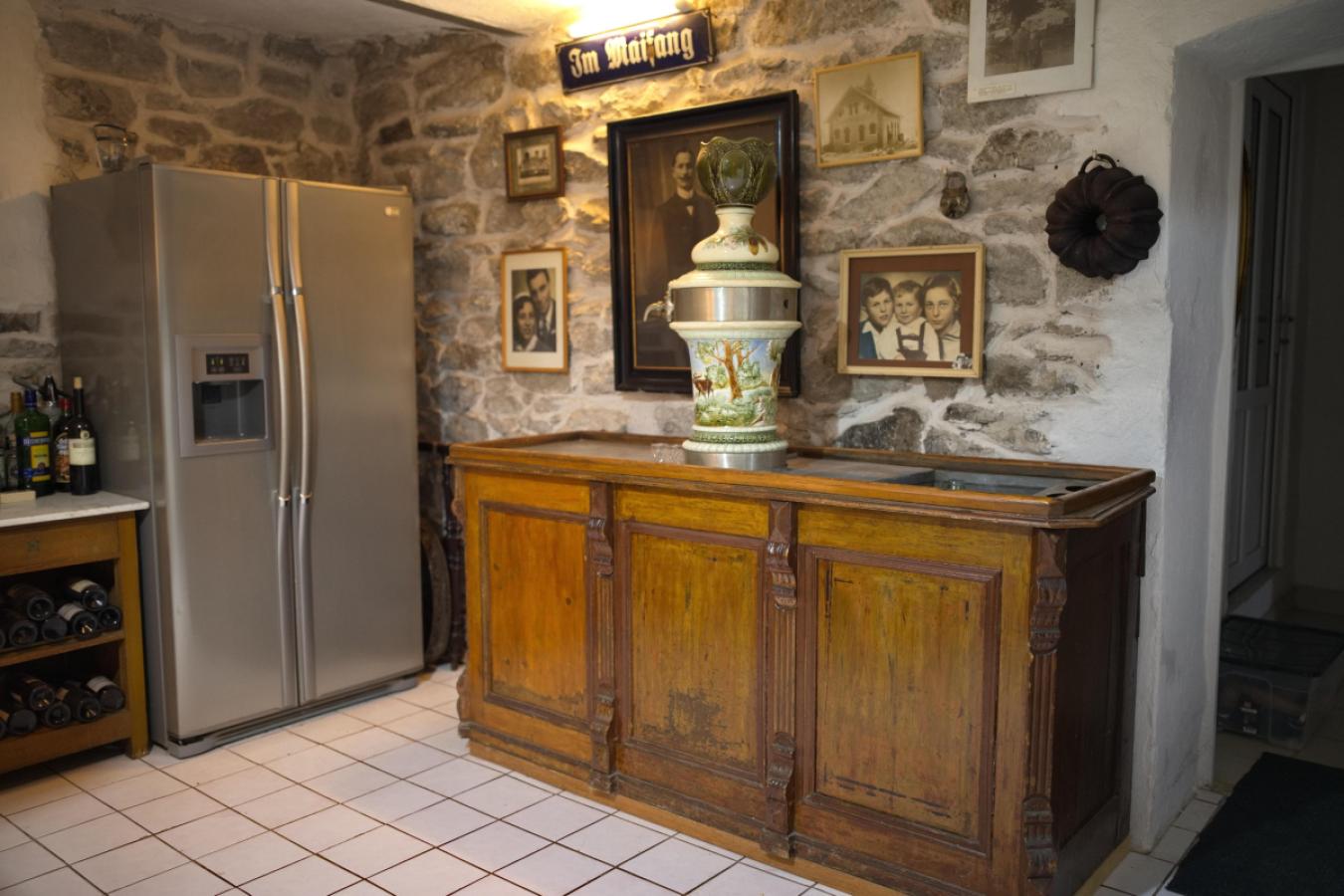 Weinbar & historische Theke