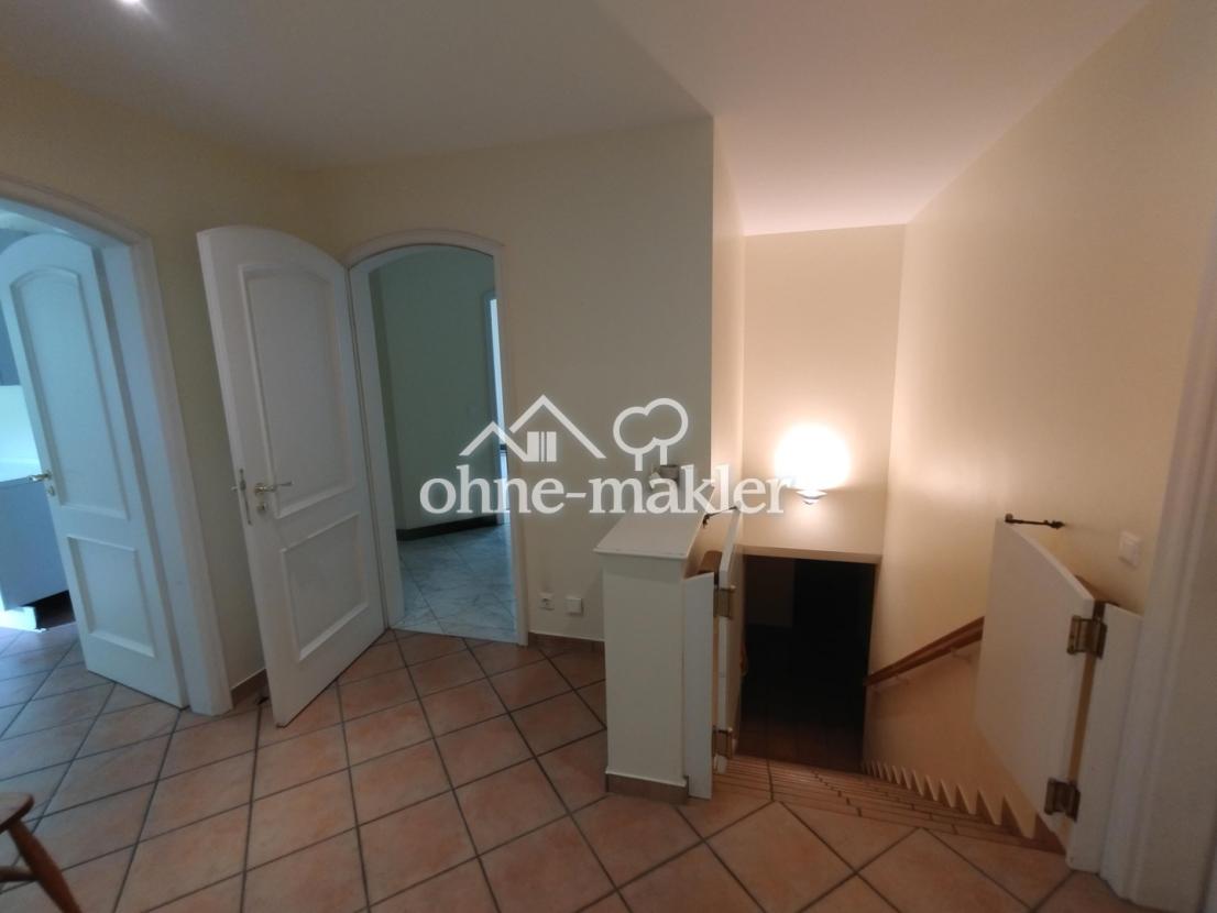 Flur mit Kellertreppe