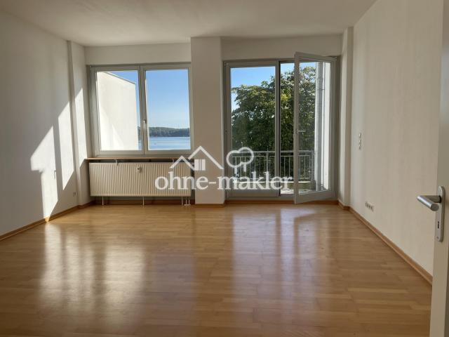 Wohnzimmer mit Balkon