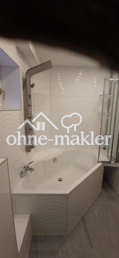 Bad  mit Wanne u. Duschsäule