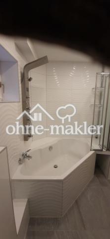 Bad  mit Wanne u. Duschsäule