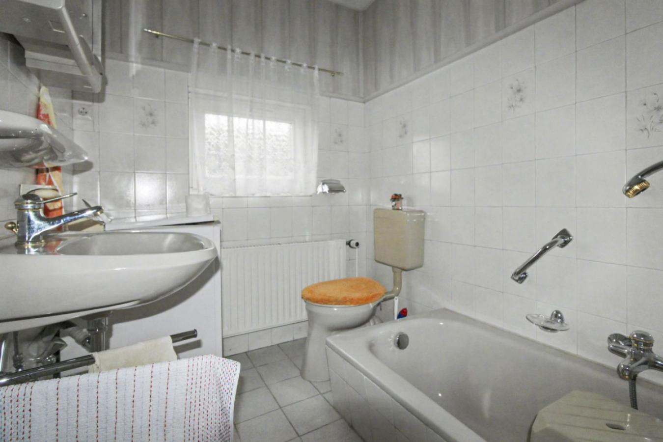 Bad mit Wanne DHH EG