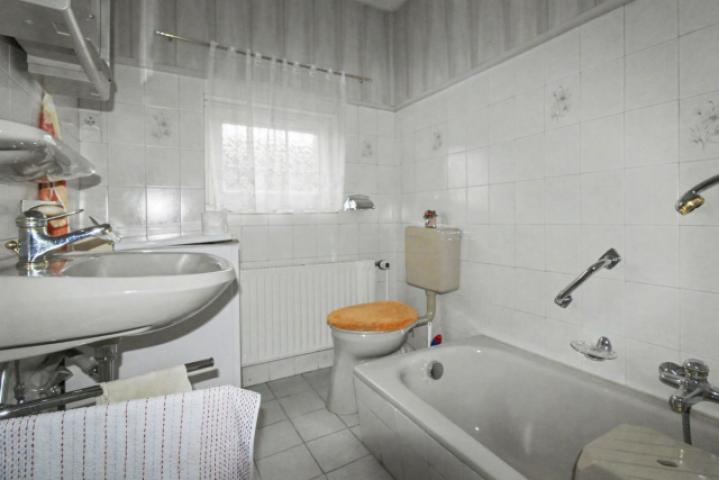 Bad mit Wanne DHH EG