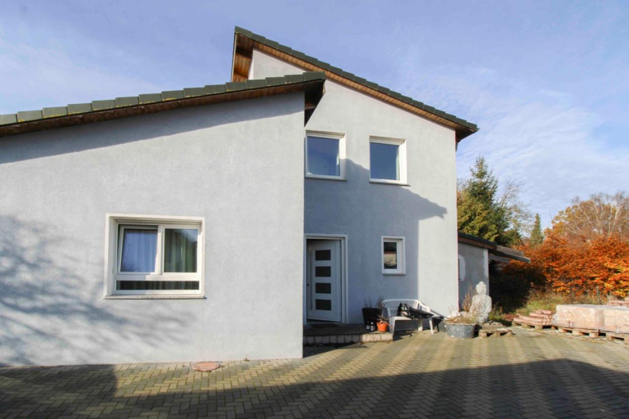 Außenansicht mit Parkflächen